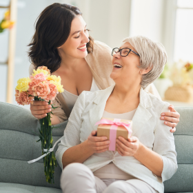 Maman offre des fleurs et un cadeau à sa maman 